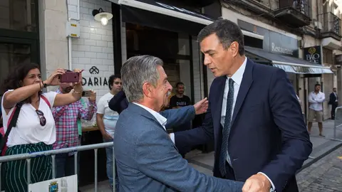 Miguel &Aacute;ngel Revilla recibe a Pedro S&aacute;nchez antes de almorzar en un restaurante de Santander