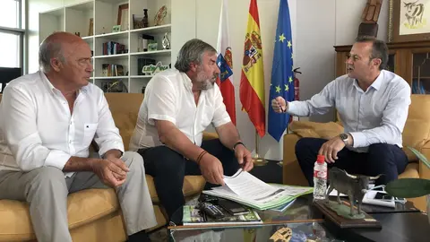 El consejero de Desarrollo Rural, Ganader&iacute;a, Pesca, Alimentaci&oacute;n y Medio Ambiente, Guillermo Blanco, se reune con el alcalde de Valderredible, Fernando Fern&aacute;ndez