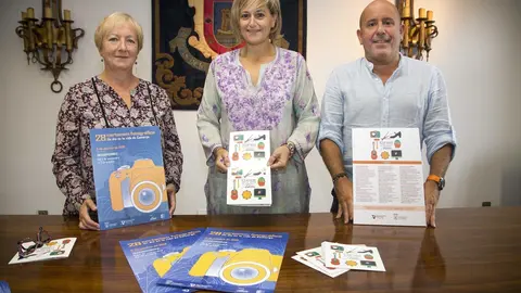 La alcaldesa de Camargo, Esther Bolado, con el concejal de Cultura y la directora de La Vidriera