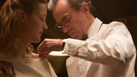 Daniel Day-Lewis encarna al exitoso dise&ntilde;ador Reynolds Woodcock en El hilo invisible, el nuevo filme de Paul Thomas Anderson que llegar&aacute; a los cines espa&ntilde;oles el pr&oacute;ximo 2 de febrero con sus flamantes seis nominaciones a los Oscar bajo el brazo