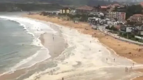 Cs Suances denuncia nuevos vertidos en la playa de La Concha