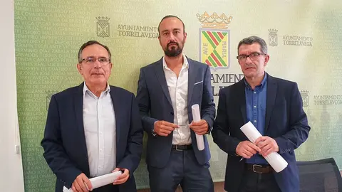 El alcalde, Javier L&oacute;pez Estrada; el primer teniente de alcalde, Jos&eacute; Manuel Cruz Viadero; y el concejal de Hacienda, Pedro P&eacute;rez Noriega