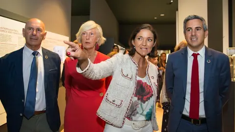 La ministra de Turismo en funciones, Reyes Maroto, visita el MUPAC con el vicepresidente,  Pablo Zuloaga, y la consejera deTurismo,Marina Lomb&oacute;