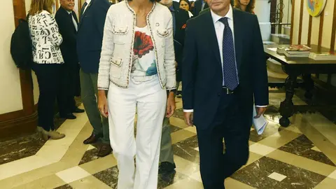 El presidente de Farmaindustria, Mart&iacute;n Sell&eacute;s, y la ministra de Indusria, Reyes Maroto, en la UIMP