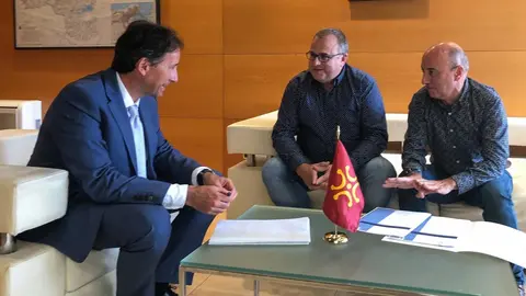 El consejero de Obras P&uacute;blicas, Ordenaci&oacute;n del Territorio y Urbanismo, Jos&eacute; Luis Gochicoa, recibe al alcalde de B&aacute;rcena de Pie de Concha, Gumersindo Ranero