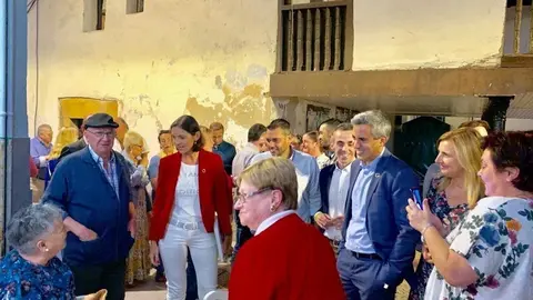 Reyes Maroto con Pablo Zuloaga y alcalde de Ampuero