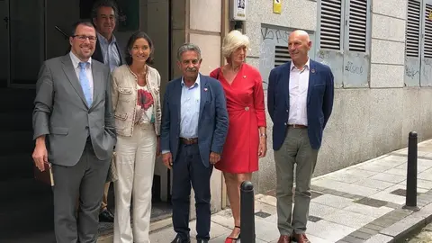 La ministra de Industria, Comercio y Turismo, Reyes Maroto, y el director general de Industria, Ra&uacute;l Blanco, con el presidente de Cantabria, Miguel &Aacute;ngel Revilla; consejeros Francisco Mart&iacute;n y Marina Lomb&oacute; y delegado del Gobierno, Eduardo Echevarr&iacute;a