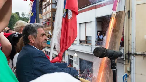 El presidente de Cantabria, Miguel &Aacute;ngel Revilla, asiste al chupinazo de las Fiestas de la Virgen Ni&ntilde;a de Ampuero