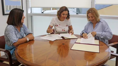 La consejera de Presidencia, Interior, Justicia y Acci&oacute;n Exterior del Gobierno de Cantabria, Paula Fern&aacute;ndez, con la presidenta de la Asociaci&oacute;n de la Prensa de Cantabria, Dolores Gallardo, y Almudena Fern&aacute;ndez, miembro de la Ejecutiva de la entidad