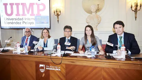 Federico Plaza Pi&ntilde;ol, director de relaciones Institucionales de Roche Espa&ntilde;a; Fina Llad&oacute;s Canela, directora general de Amgen Espa&ntilde;a; Humberto Arn&eacute;s Corellano, Director General de Farmaindustria; Ana Argelich Hesse, Presidenta y directora deneral de MSD Es