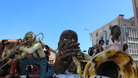    La carroza titulada "Improvisando...Jazz" de las pe&ntilde;as Cuines, Sierpes y Meng&uuml;es se ha hecho con el primer premio del certamen de San Mateo, dotado con 5.300 euros y trofeo
