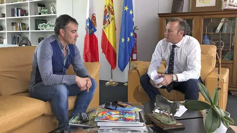 El consejero de Desarrollo Rural, Guilermo Blanco, y el alcalde de Ruesga, Jes&uacute;s Ram&oacute;n Ochoa