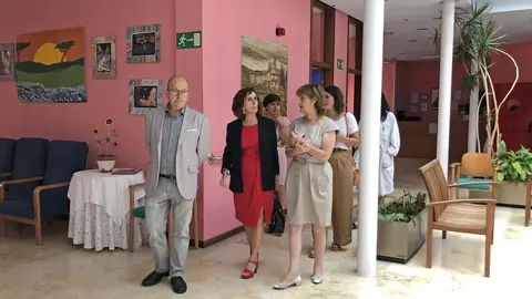 La consejera de Empleo y Pol&iacute;ticas Sociales, Ana Bel&eacute;n &Aacute;lvarez, con el alcalde de San Vicente de la Barquera, Dionisio Luguera