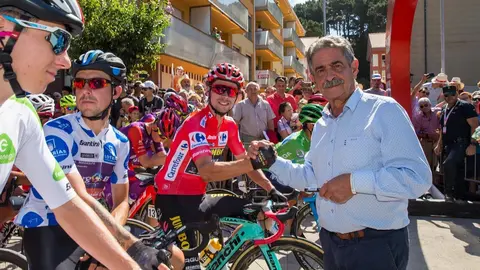 Revilla da la salida al a Vuelta Ciclista
