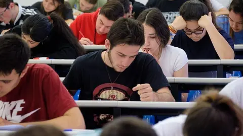 J&oacute;venes riojanos durante la prueba de acceso a la universidad de este a&ntilde;o.