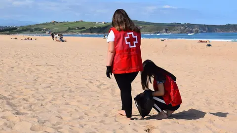 Voluntarios limpian playas
