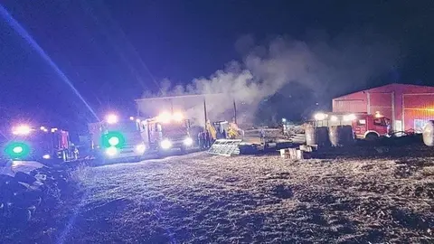 Bomberos y Montes sofocan un fuego en una nave ganadera en Valderredible