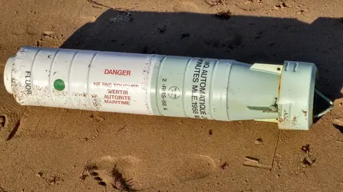 Artefacto en playa Ris de Noja