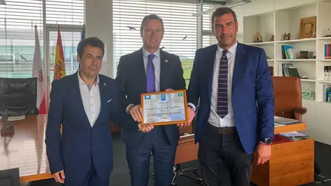 Blanco felicita al alcalde de Santo&ntilde;a por el centro de interpretaci&oacute;n de las Marismas, declarado centro azul