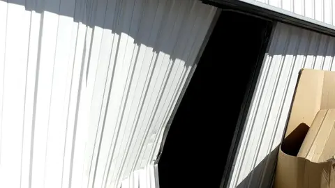 Estado de la puerta de la nave tras el robo mediante alunizaje