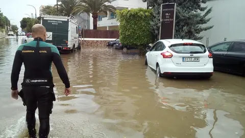 Un agent camina en una carretera afectada per una inundaci&oacute; sud de Mallorca.