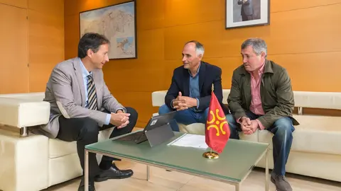 El consejero de Obras P&uacute;blicas, Ordenaci&oacute;n del Territorio y Urbanismo, Jos&eacute; Luis Gochicoa, recibe al alcalde de Soba, Juli&aacute;n Jos&eacute; Fuentecilla