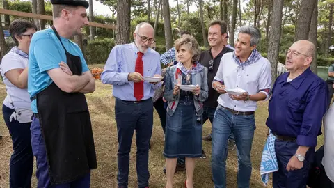 La ministra de Sanidad, Luisa Carcedo, y el vicepresidente de Cantabria, Pablo Zuloaga, en el D&iacute;a del Mozucu de San Vicente