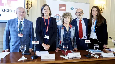 (I-D) El director de la C&aacute;tedra Extraordinaria de Salud, Crecimiento y Sostenibilidad MSD-UIMP, C&eacute;sar Nombela Cano; la Rectora MagnIfica de la UIMP, Maria Luz Moran Calvo-Sotelo; la ministra de Sanidad, Consumo y Binestar Social en funciones, Mar&iacute;a Luisa 