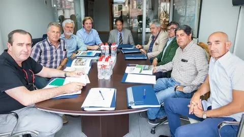 El consejero de Obras P&uacute;blicas, Ordenaci&oacute;n del Territorio y Urbanismo, Jos&eacute; Luis Gochicoa, preside la reuni&oacute;n del jurado del Premio Pueblo de Cantabria