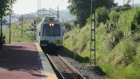 Tren llega a una estaci&oacute;n