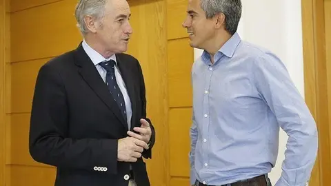 Jos&eacute; Manuel Igual y Pablo Zuloaga durante la reuni&oacute;n en el Gobierno