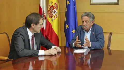 Manuel Men&eacute;ndez, presidente de Liberbank, con el jefe del Ejecutivo c&aacute;ntabro, Miguel &Aacute;ngel Revilla