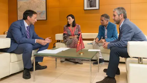 El consejero de Obras P&uacute;blicas, Ordenaci&oacute;n del Territorio y Urbanismo, Jos&eacute; Luis Gochicoa, se re&uacute;ne con la alcaldesa de Santander, Gema Igual, y miembros de la Corporaci&oacute;n Municipal