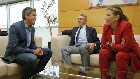 El vicepresidente y consejero de Universidades, Igualdad, Cultura y Deporte, Pablo Zuloaga, se re&uacute;ne con el presidente de la Asociaci&oacute;n Espa&ntilde;ola Contra el C&aacute;ncer en Cantabria, Pedro Prada.