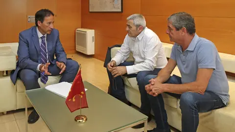 El consejero de Obras P&uacute;blicas, Ordenaci&oacute;n del Territorio y Urbanismo, Jos&eacute; Luis Gochicoa, recibe al secretario general de CC.OO., Carlos S&aacute;nchez Fern&aacute;ndez.