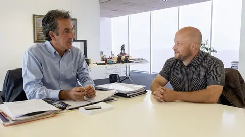 El consejero de Industria, Francisco Mart&iacute;n, con el alcalde de B&aacute;rcena de Pie de Concha, Agust&iacute;n Mantec&oacute;n