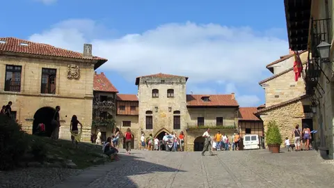 Plaza Mayor de Santillana del Mar, con la Torre de Don Borja al fondo