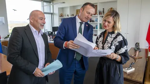 Reuni&oacute;n de la alcaldesa y el primer teniente de alcalde de Pi&eacute;lagos con el consejero de Desarrollo Rural