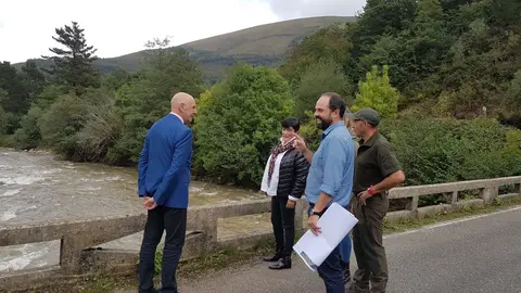 El delegado del Gobierno, Eduardo Echevarr&iacute;a, visita las zonas afectadas por las inundaciones en Cabu&eacute;rniga, donde ha anunciado el proyecto de construcci&oacute;n de unas nuevas escolleras