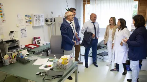 El consejero de Sanidad, Miguel Rodr&iacute;guez, visita las instalaciones del consultorio m&eacute;dico de Cartes