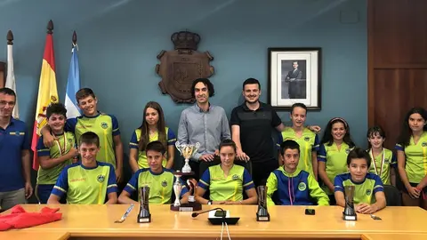 Alcalde Astillero recibe miembros club nataci&oacute;n municipio