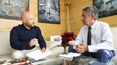 10:30-. Despacho Del Presidente.  El Presidente, Miguel &Aacute;ngel Revilla, Se Re&uacute;ne Con El Alcalde De B&aacute;rcena De Pie De Concha, Agust&iacute;n Mantec&oacute;n. 11 Sep 19