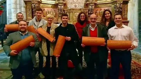 Miembros de Cs en la iglesia de Santa Mar&iacute;a de la Asunci&oacute;n de Laredo