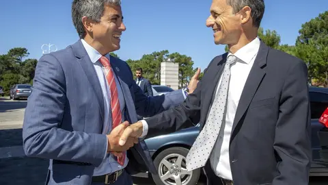 El vicepresidente, Pablo Zuloaga, con el ministro de Ciencia en funciones, Pedro Duque