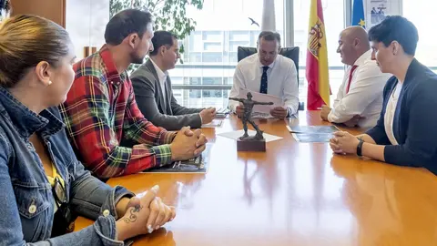 El consejero de Desarrollo Rural, Ganader&iacute;a, Pesca, Alimentaci&oacute;n y Medio Ambiente, Guillermo Blanco, recibe al alcalde de Cartes, Agust&iacute;n Molleda