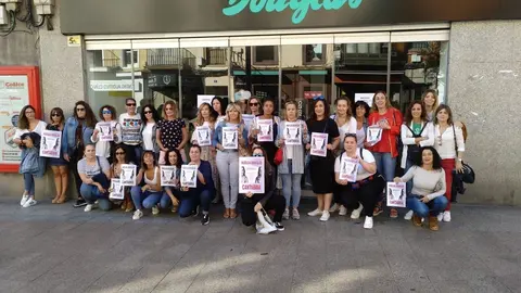 Trabajadoras de Douglas frente a la tienda cerrada en la calle Burgos de Santander
