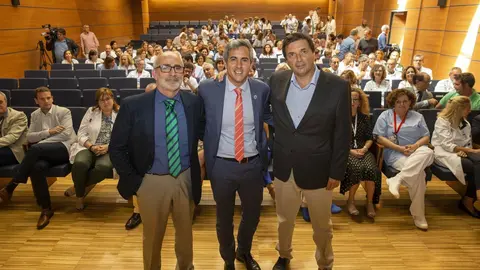 El vicepresidente y consejero de Universidades, Igualdad, Cultura y Deporte, Pablo Zuloaga, y el consejero de Sanidad, Miguel Rodr&iacute;guez, presentan al nuevo gerente del hospital Valdecilla, Rafael Tejido.