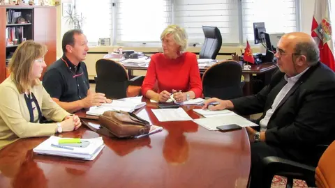 La consejera de Educaci&oacute;n, Marina Lomb&oacute;, se reune con el director de IES Montesclaros de Reinosa, Norberto Garc&iacute;a
