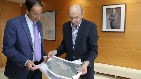 El consejero de Obras P&uacute;blicas, Ordenaci&oacute;n del Territorio y Urbanismo, Jos&eacute; Luis Gochicoa, se re&uacute;ne con el alcalde de San Felices de Buelna, Jose Antonio Gonz&aacute;lez