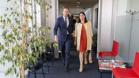 El consejero de Desarrollo Rural, Ganader&iacute;a, Pesca, Alimentaci&oacute;n y Medio Ambiente, Guillermo Blanco, recibe a la alcaldesa de Santander, Gema Igual